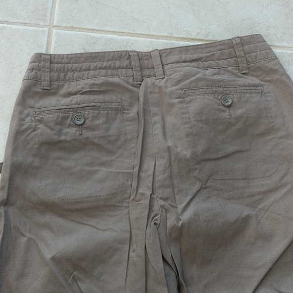 NWOT Gap size 8 khaki and brown Capris - Picture 8 of 8